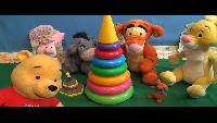 Винни Пух собирает цветные пирамидки. Pooh Bear